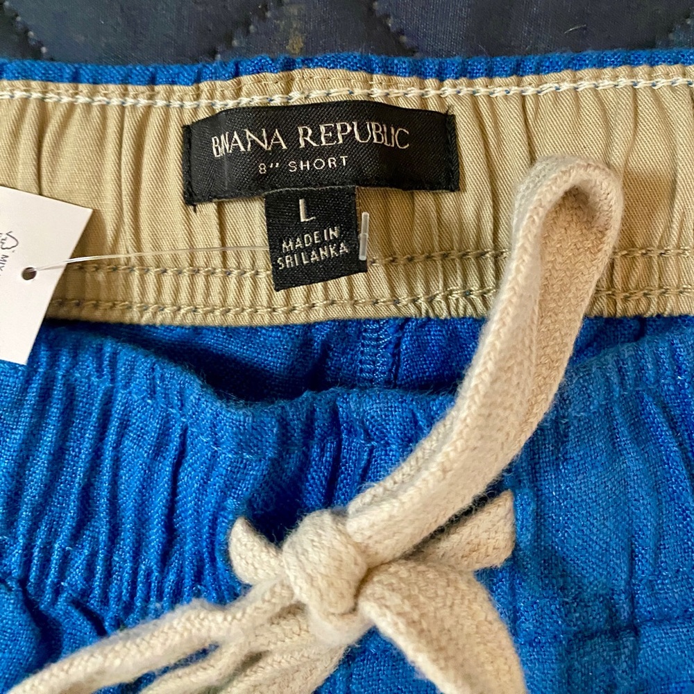 Banana Republic men’s NWT, blue linen shorts. royal blue, 8 inch length linen.